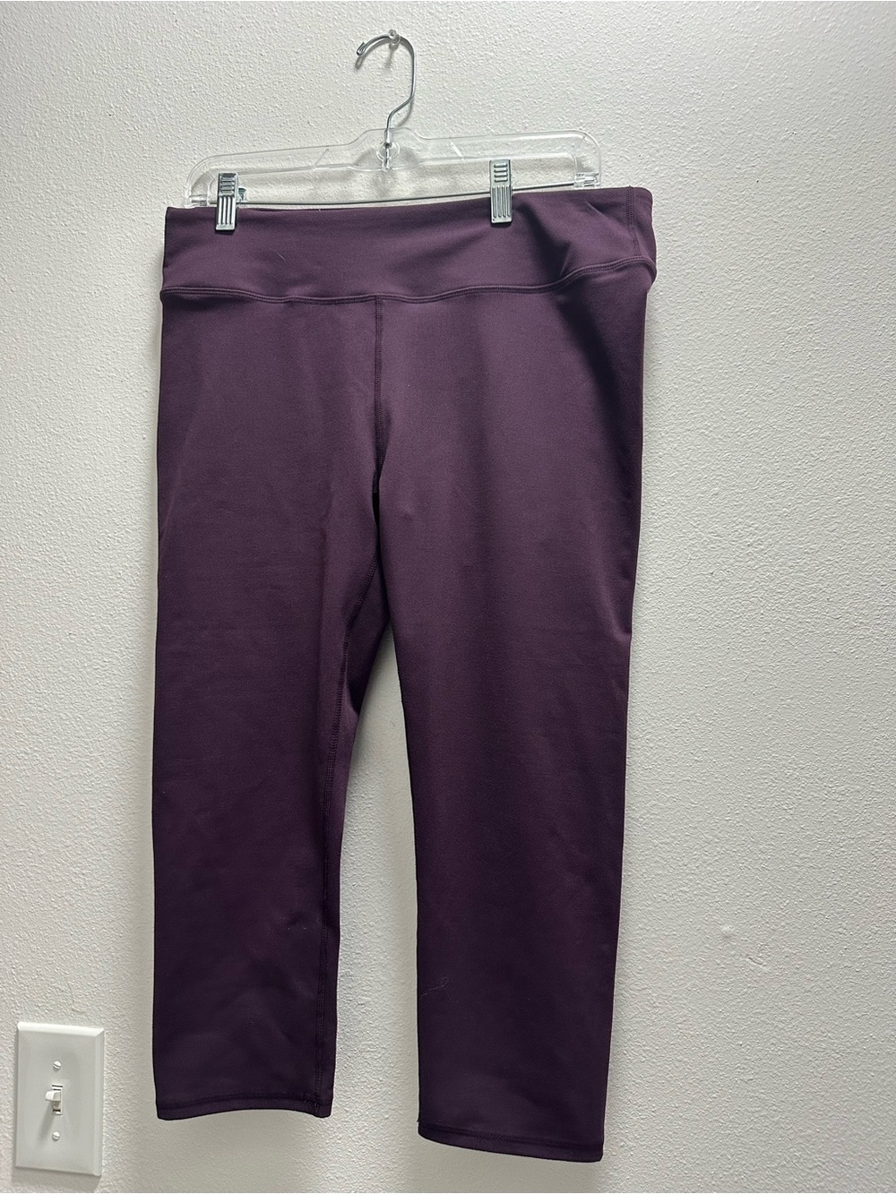 Fabletics, purple cropped leggings